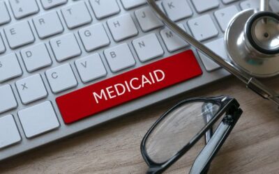 Cómo las barreras Socioeconómicas afectan el acceso a medicare