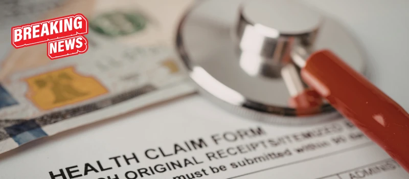 Formulario de reclamo de seguro de salud en Estados Unidos con estetoscopio y sello de noticia de último momento sobre cambios en la cobertura médica 2025–2026.